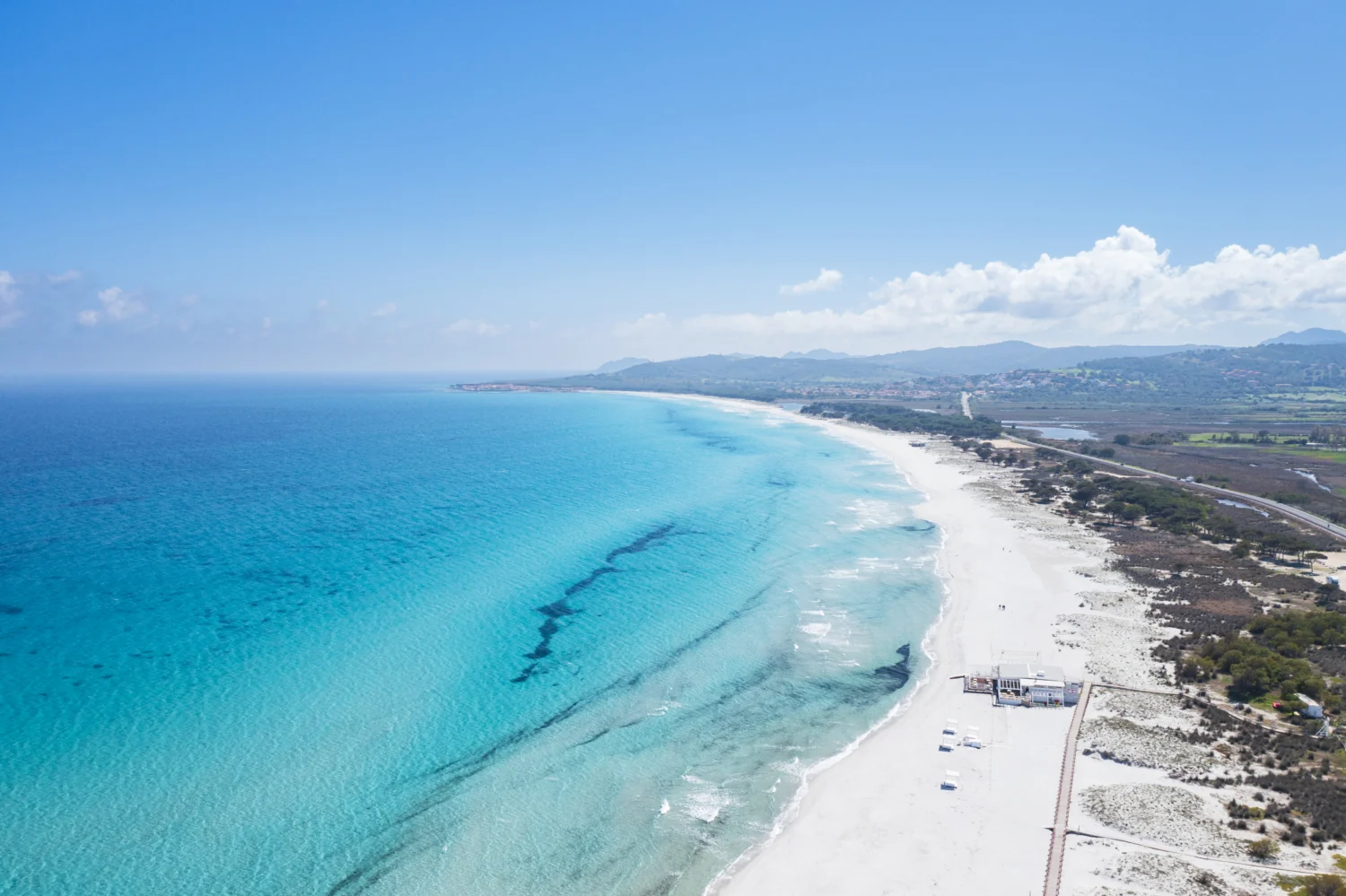 Il mare turchese e la spiaggia di sabbia chiara a La Caletta