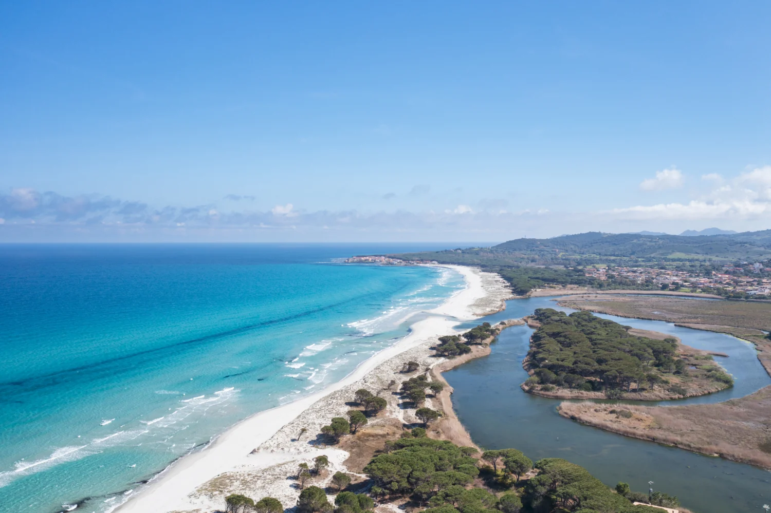 La costa di La Caletta, tra sabbia bianca e mare cristallino