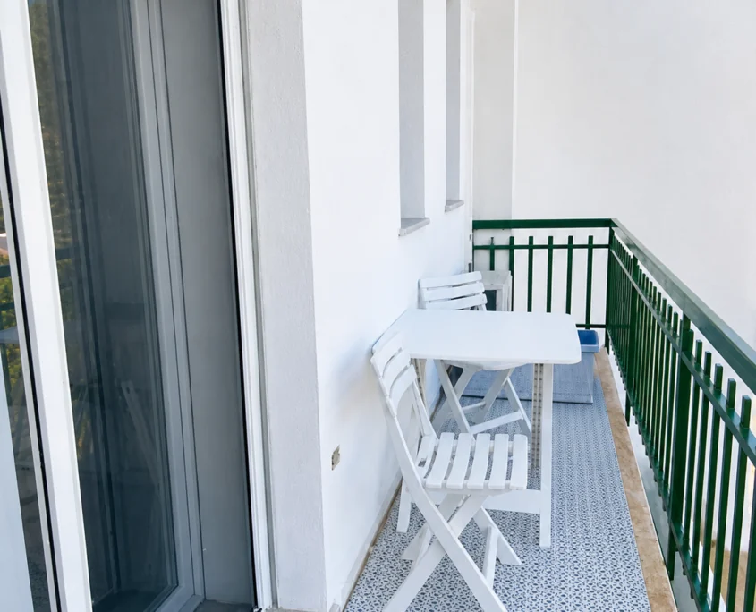 Gli ambienti delle camere · balcone arredato